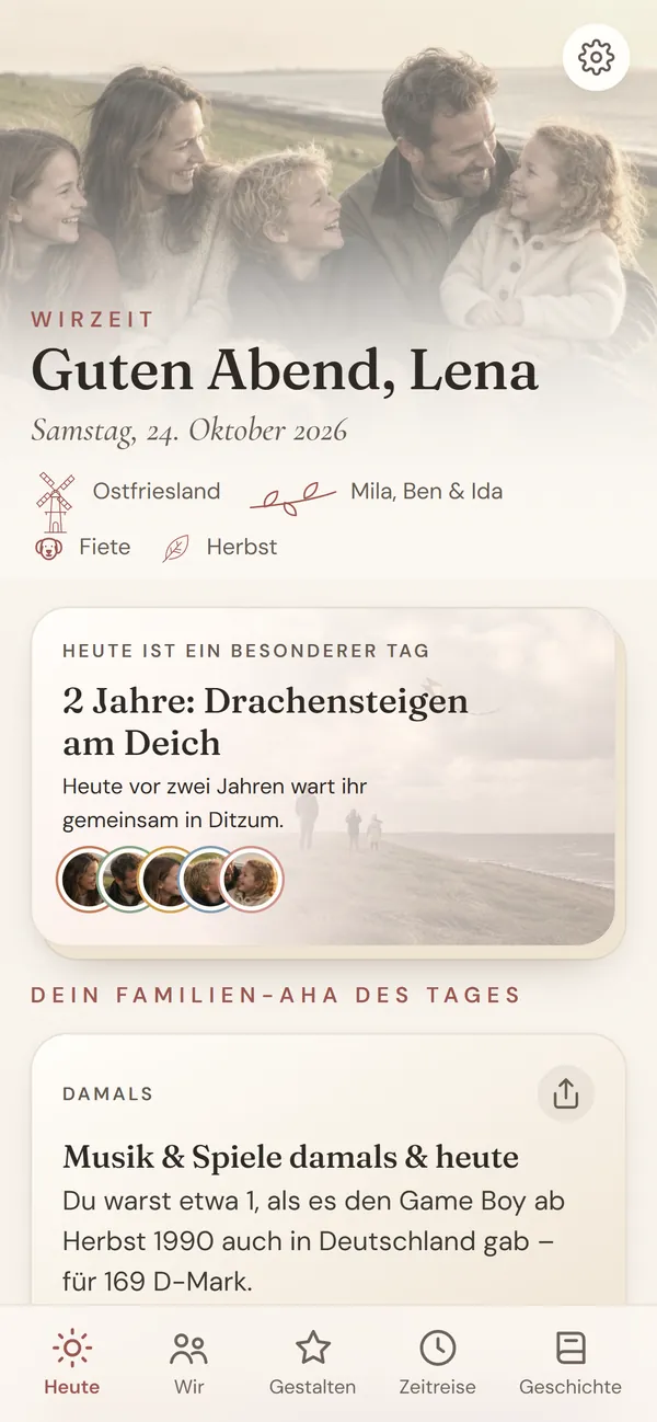 WIRZEIT auf dem iPhone: Startseite „Heute“ der Beispielfamilie Sommer mit zartem Familienfoto, Familien-Zeichen (Ostfriesland, Mila, Ben und Ida, Hund Fiete, Herbst) und der Karte „Heute ist ein besonderer Tag – 2 Jahre Drachensteigen am Deich“.