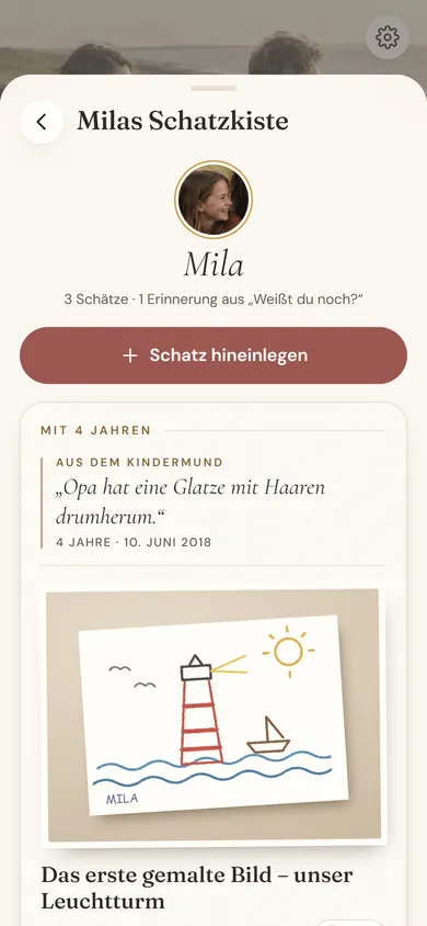 Milas Schatzkiste: ein Kindermund-Satz mit 4 Jahren und ein gemaltes Bild von einem Leuchtturm mit Boot – „Das erste gemalte Bild – unser Leuchtturm“.