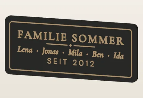 Familien-Schriftzug in Anthrazit mit goldener Schrift: „Familie Sommer – Lena · Jonas · Mila · Ben · Ida – seit 2012“.